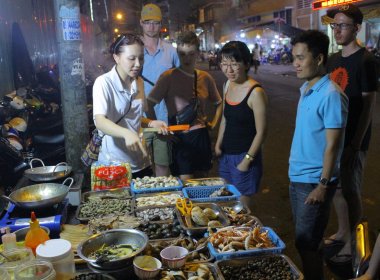THE BEST - STREET FOOD TOUR -  WALKING TOUR in HO CHI MINH CITY
